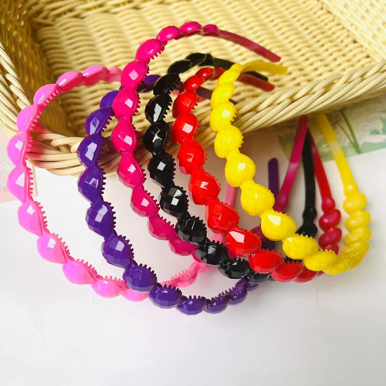 【 Zone 1-11 】15 heart-shaped hair bands 12/ pack 2400/ box Candy-colored wavy hair bands Sweet and elegant thin headbands for going out hair clips Girlish heart hair accessories Japanese and Korean headwear pic 2