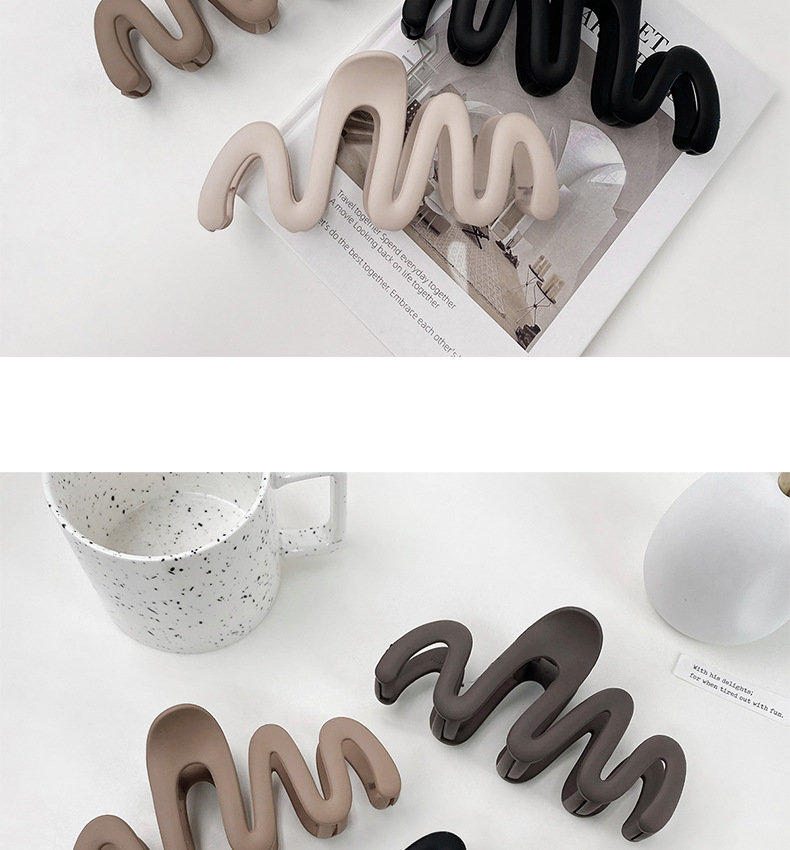 For autumn and winter, the Maillard extra-large shark clip is a fashionable wavy scratch-off clip for women with a lot of hair. It is also a hair accessory for the back of the head pic 7