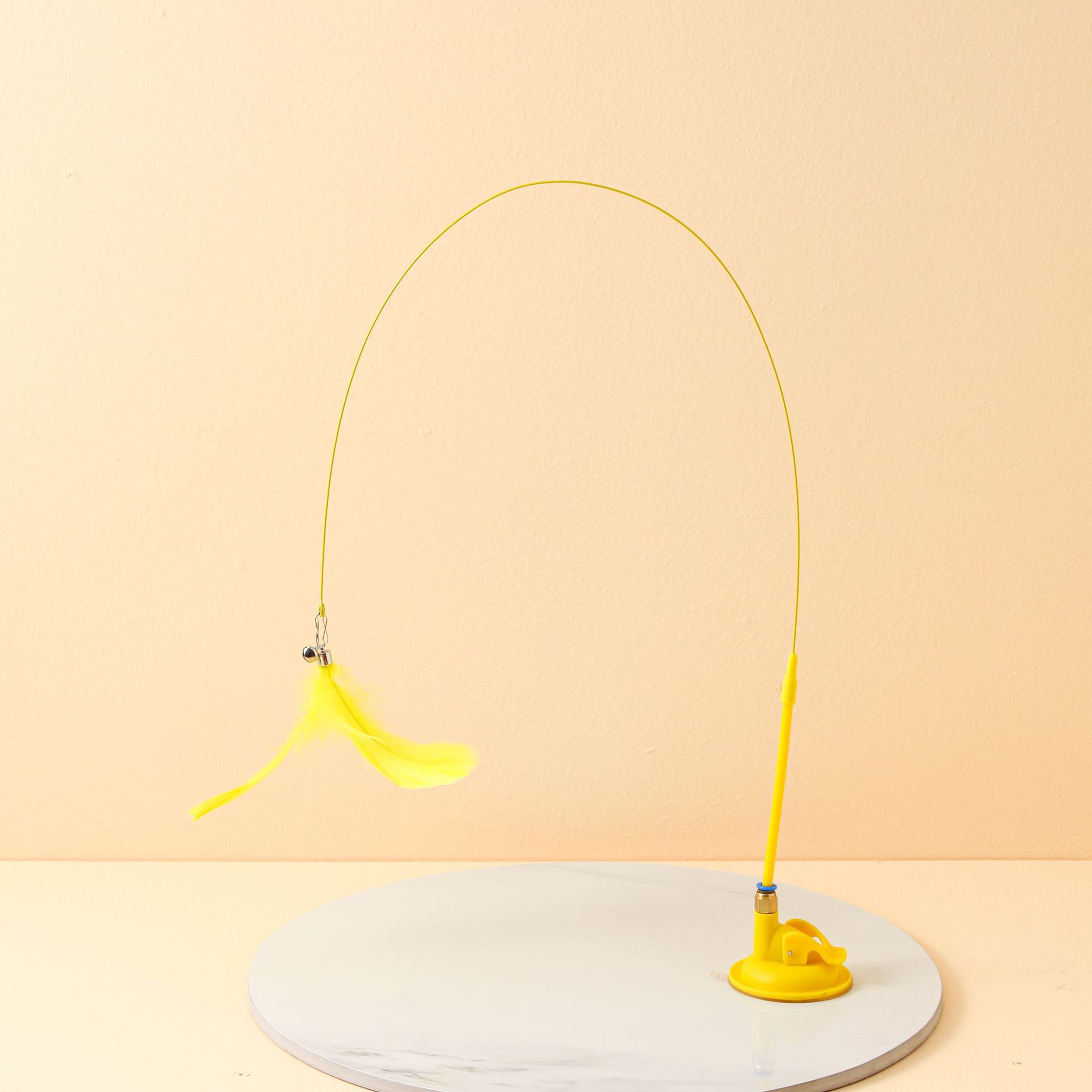 Cat toy, colorful suction cups with feathers, durable to play with, self-entertaining and boring. The suction cups are not easy to fall over. One-piece consignment, in stock pic 25