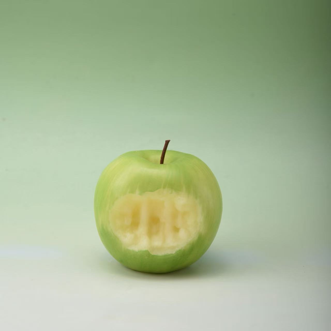 Take a bite of the apple-scented candle as a Christmas gift for your girlfriend, best friend, employee group-buying gifts, accessories and ornaments pic 2