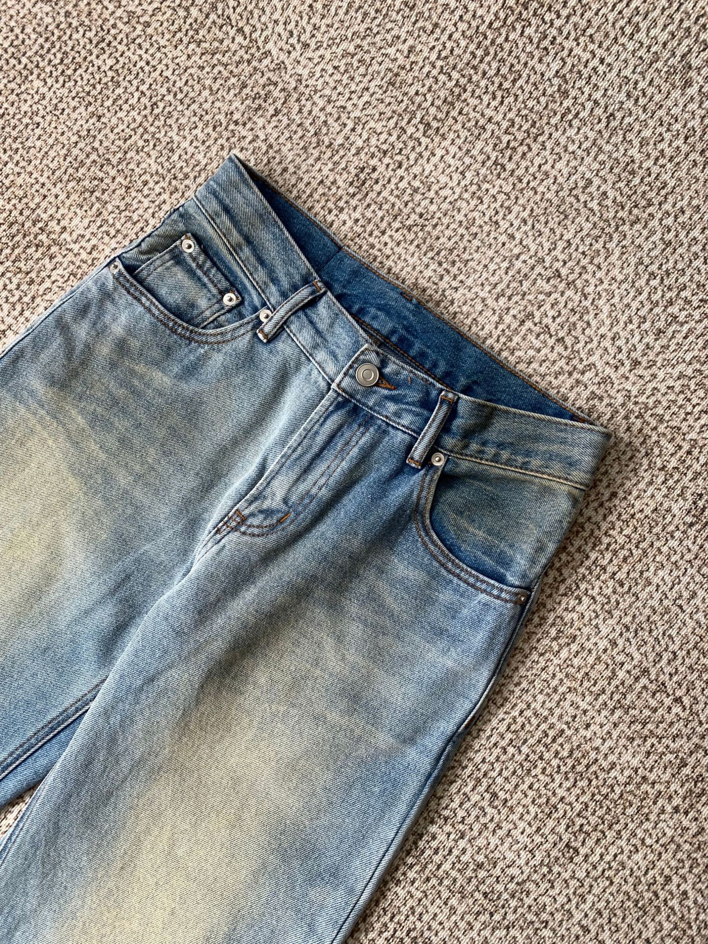 The new loose, slightly flared jeans for early spring are a perfect match for women with a high waist, which can lift the buttocks and make them look slimmer pic 7
