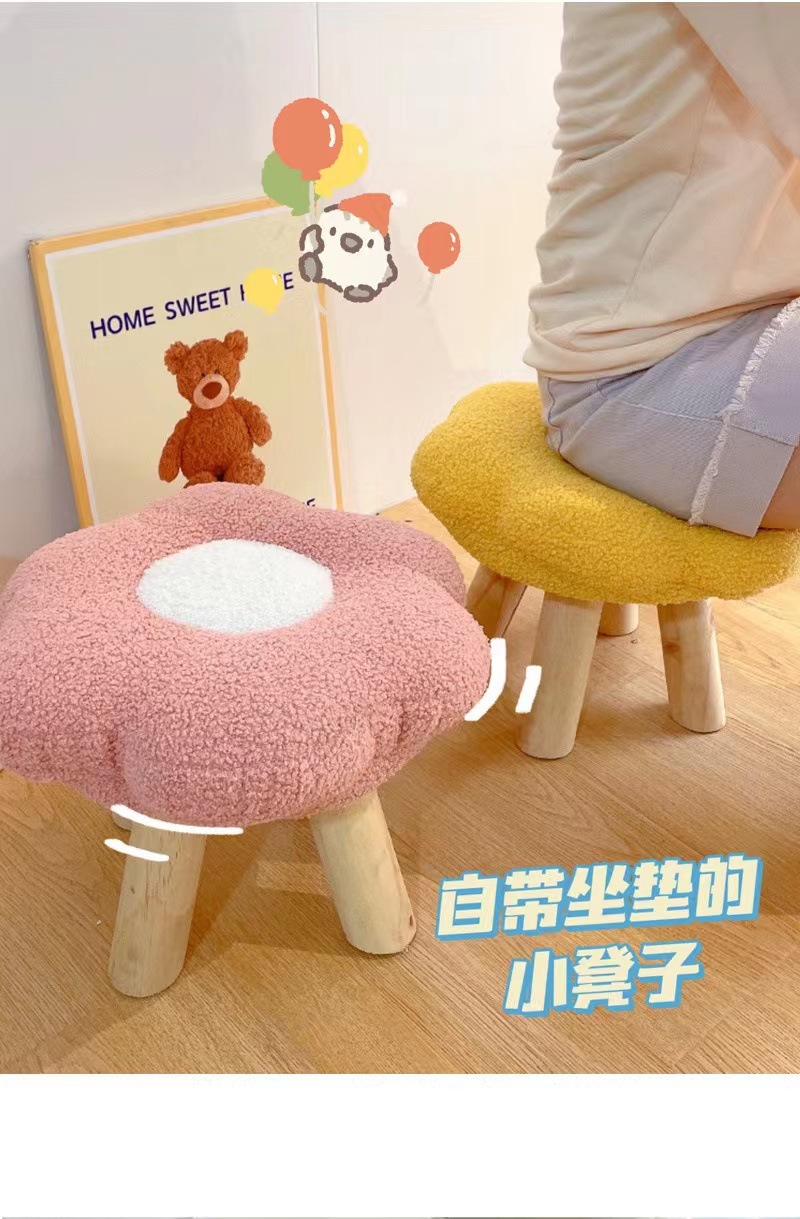 The home living room has a cute sunflower stool, a cute cloud stool, a simple teddy fleece shoe-changing stool, a low stool, and a small low stool pic 16