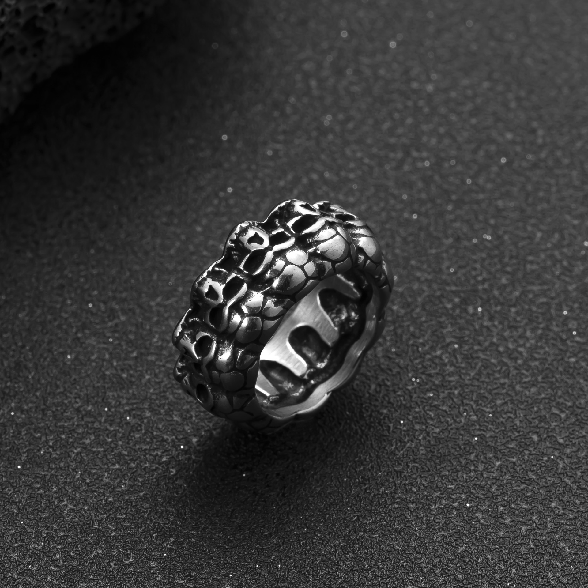 跨境新品不锈钢饰品个性朋克风男士指环铸造骷髅头钛钢戒指批发厂详情8