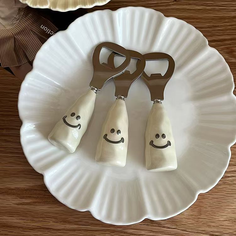 可爱笑脸啤酒开瓶器塑料柄仿陶瓷柄可站立酒瓶起子创意不锈钢开盖详情3