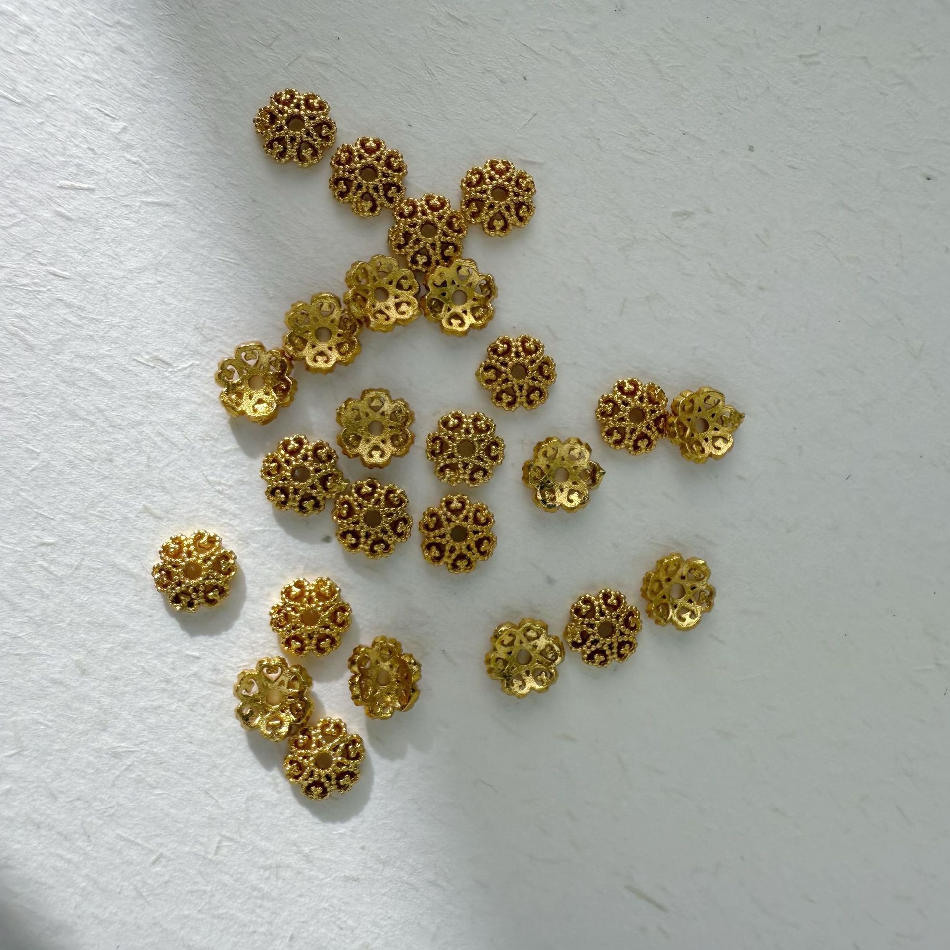 Color-preserving ins fashion with colorful diamonds, hollowed-out flower stand, spacer flower hat, bead stand, bead hat, diy hand string beads, string flower cover accessories, gold foil flowers pic 8