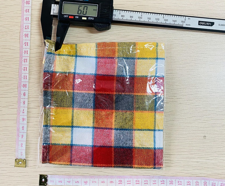 跨境2024母婴用品苏格兰风棉质宝宝围脖格子三角巾儿童大号口水巾详情30