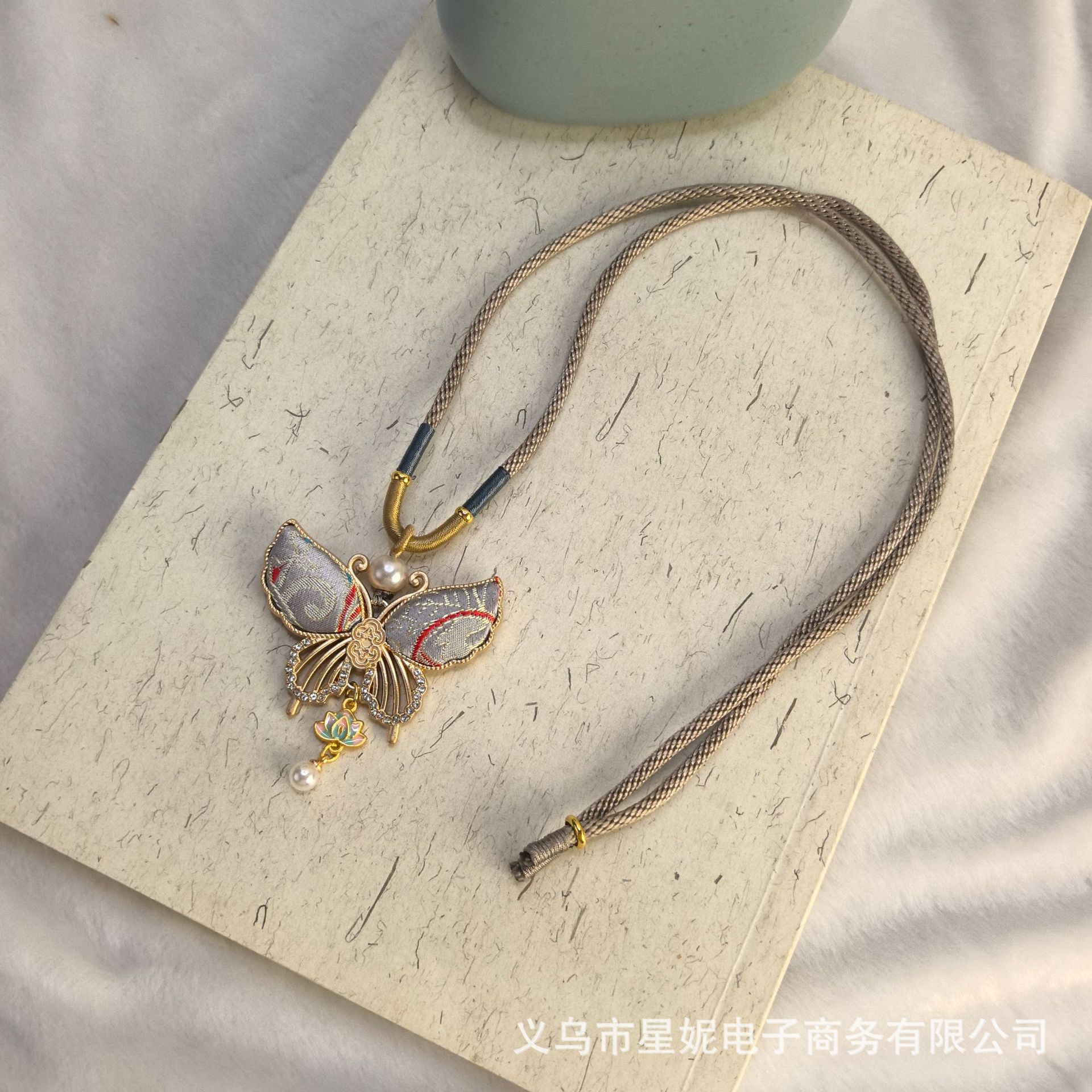 2026新款宋锦蒲扇蝴蝶吊坠莲花珍珠项链 简约休闲棉麻服饰配饰详情8