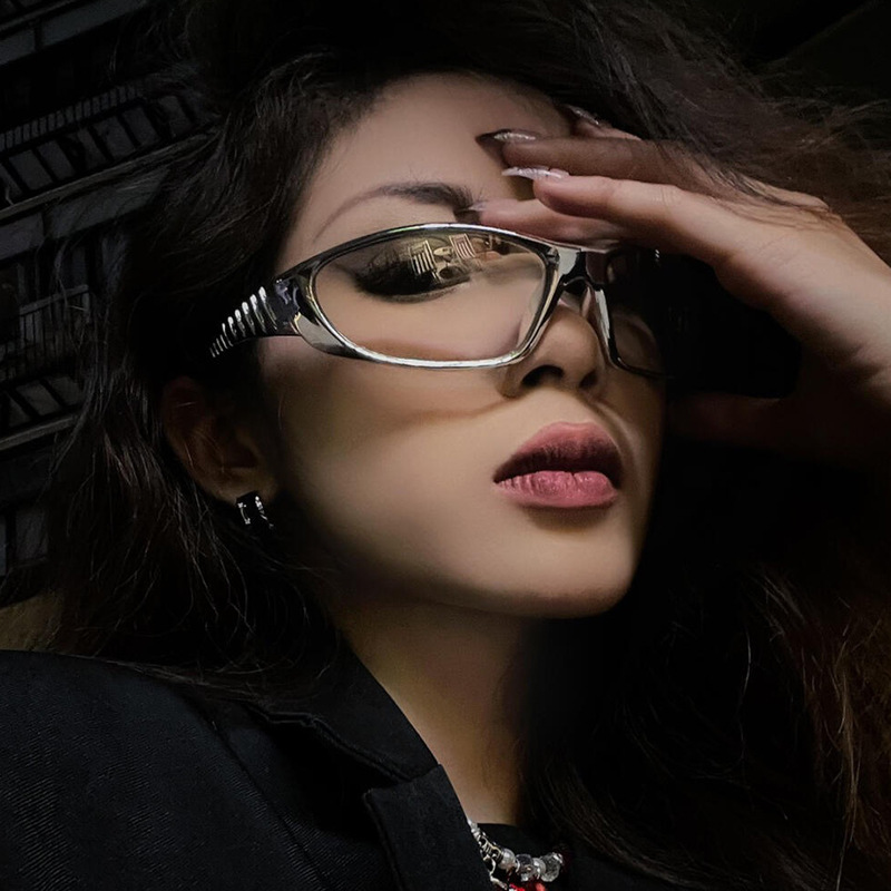 European and American futuristic tech sunglasses, Y2K millennium sunglasses, retro and high-end sunglasses for girls, street style for women pic 3