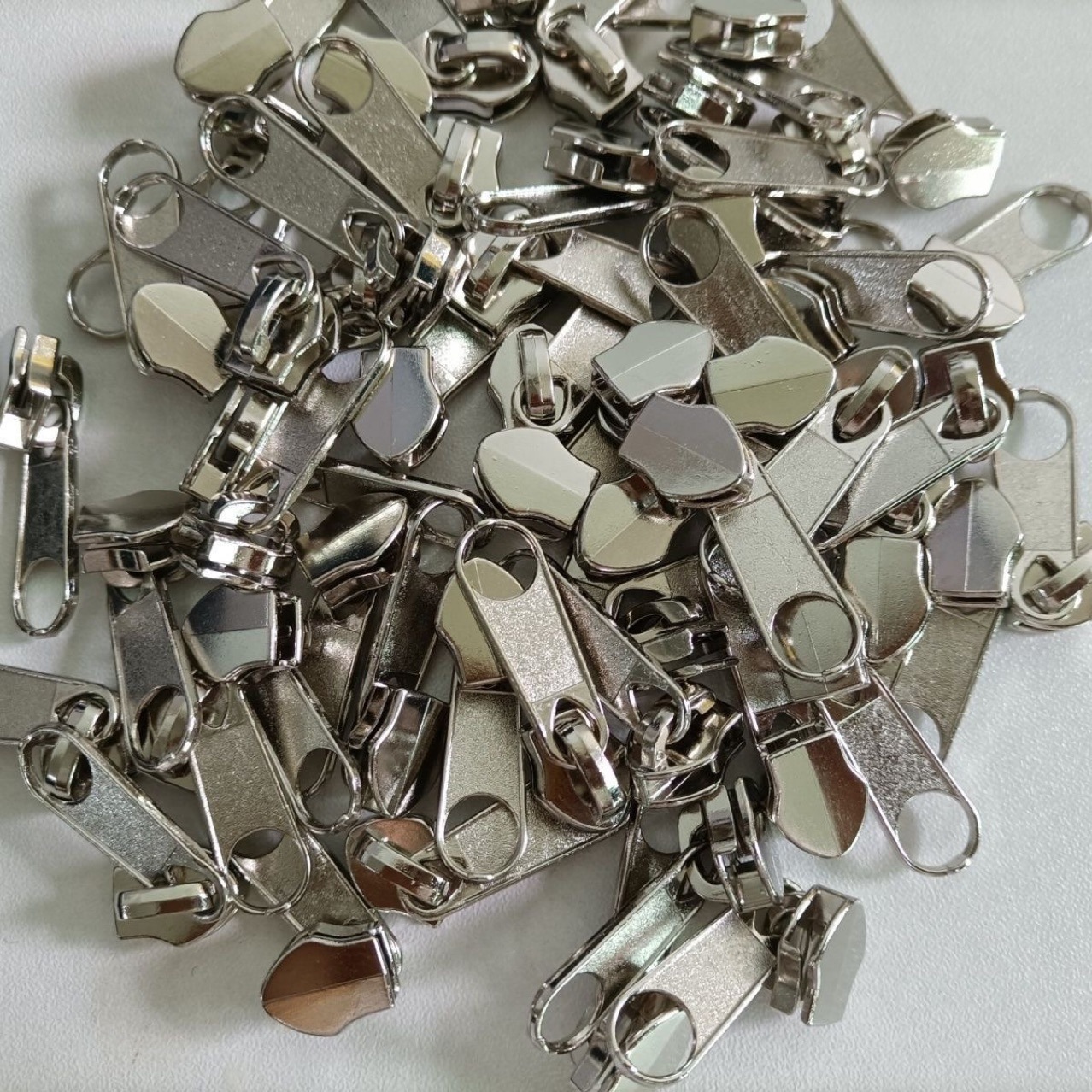 现货批发金属拉链头 3号5号8号尼龙长板头 喷漆电白箱包服装拉头详情11