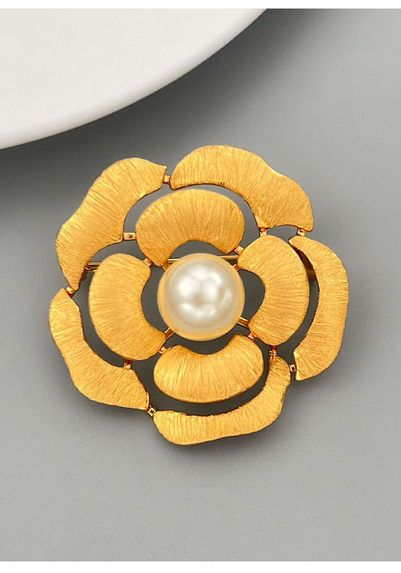 Original design, light luxury, retro gold brushed camellia brooch, fashionable and high-end suit jacket accessory pin pic 21