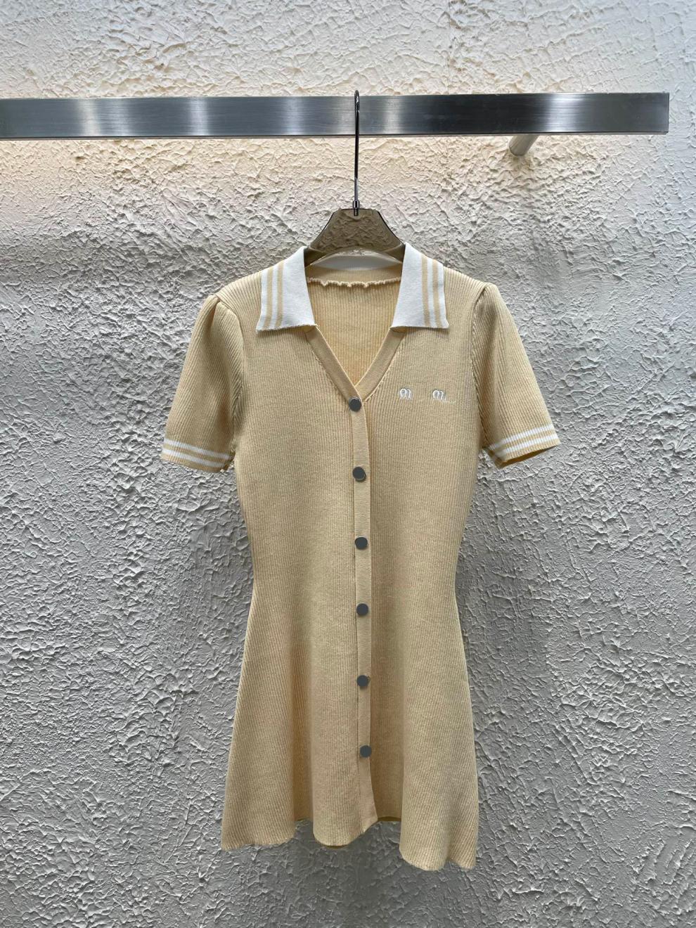 高品质2025年春夏新款修身显瘦型 翻领小V针织短袖连衣裙详情3