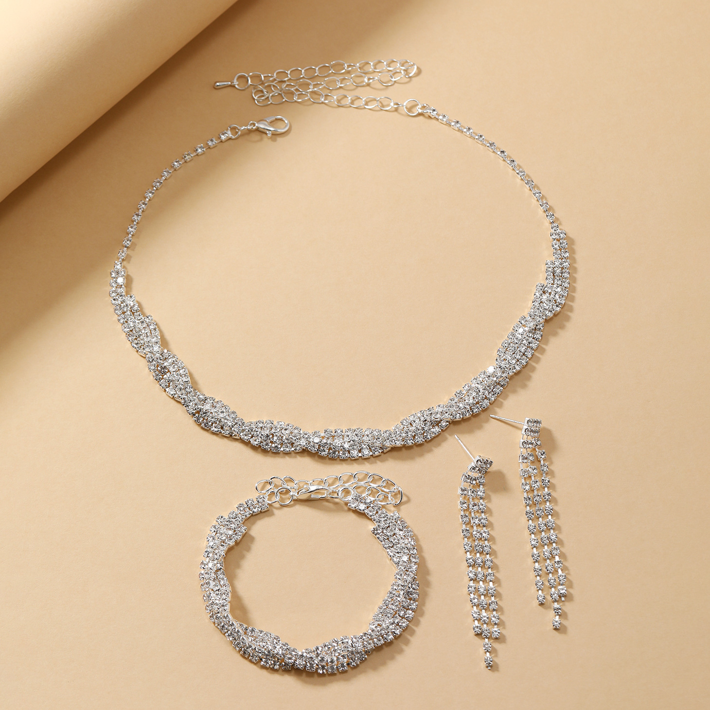 Accesorios de fiesta de boda conjunto de tres piezas decoración de mujer moda garra cadena radiante diamante completo banquete pulsera collar earlop set pic 4