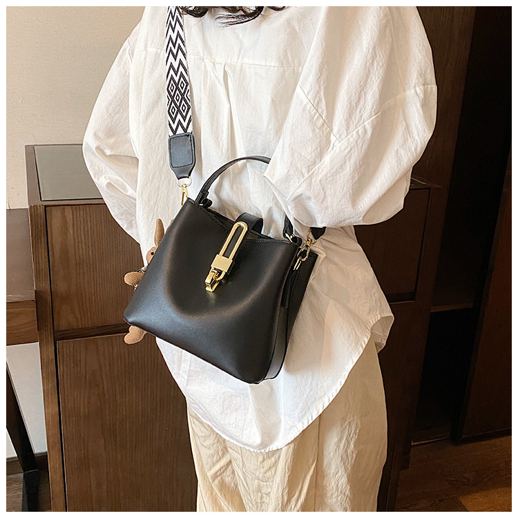 高级感大容量水桶包女2024新款潮韩系百搭宽肩带单肩包洋气斜挎包详情45