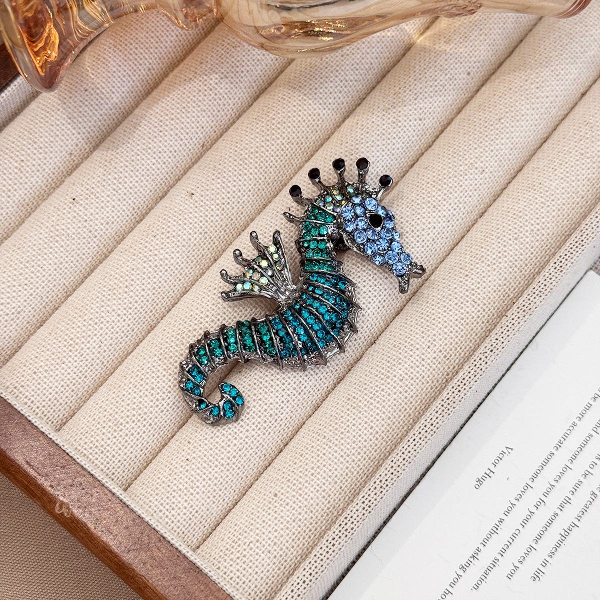 欧美时尚镶钻海马胸针多色可选男女气质百搭海洋动物胸花别针配饰详情4