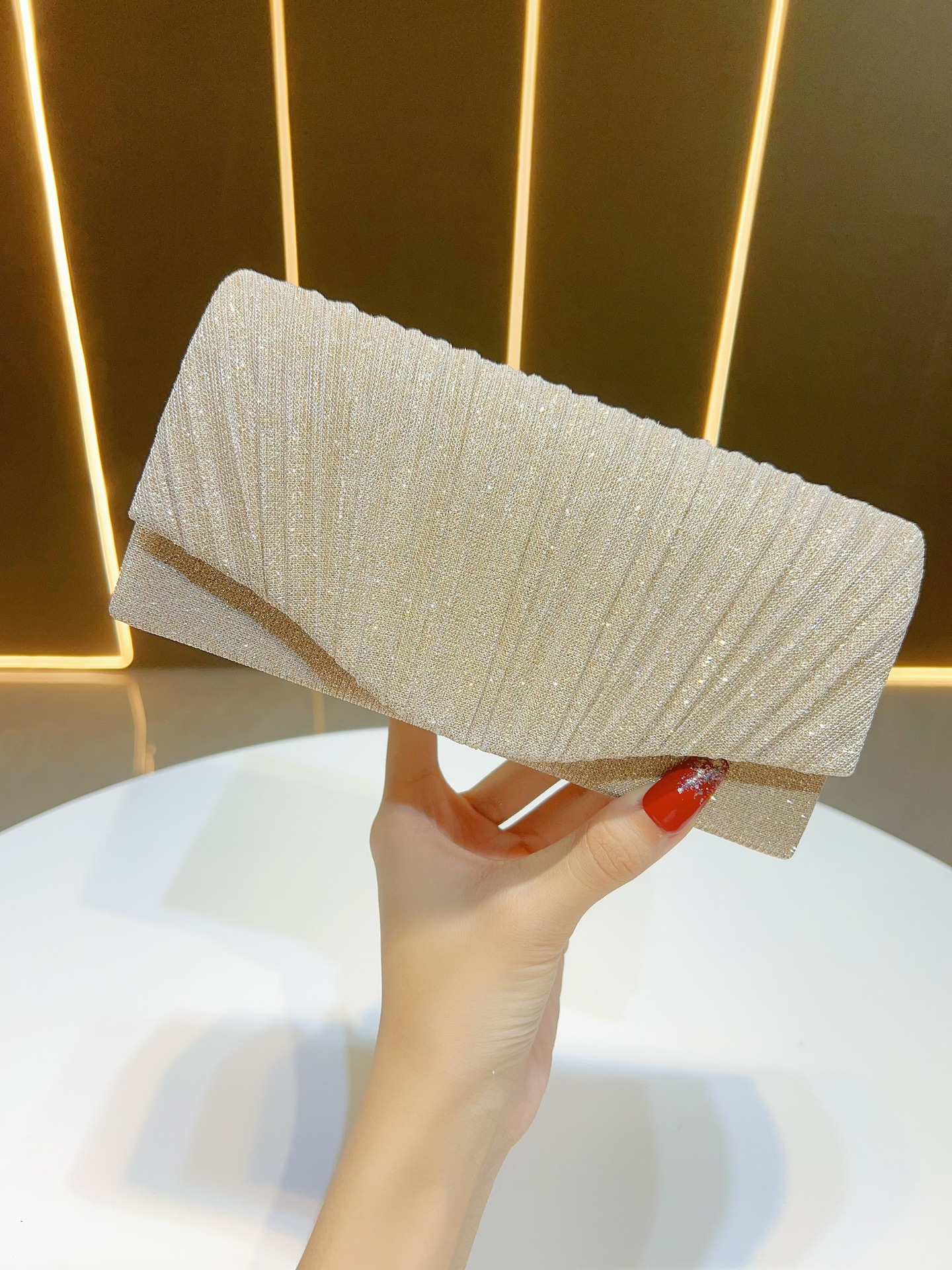 女士银色晚宴褶皱闪亮高级感手拿包晚装包礼服手包女士婚礼女包详情9