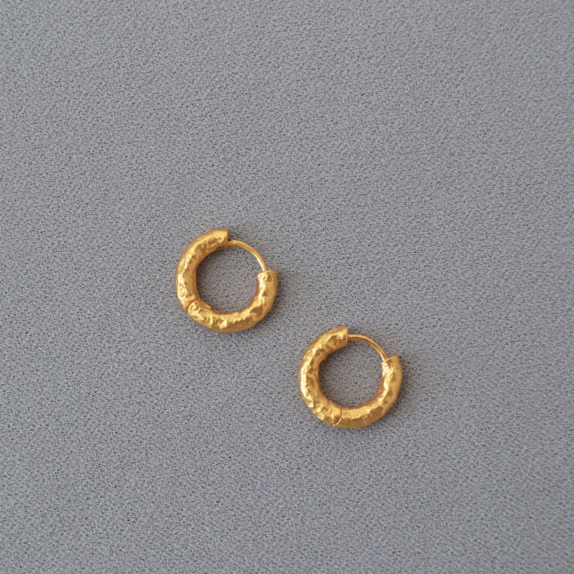 欧美小众复古法式优雅简约肌理感黄铜镀金锤打锡纸面圆圈耳扣耳环详情5