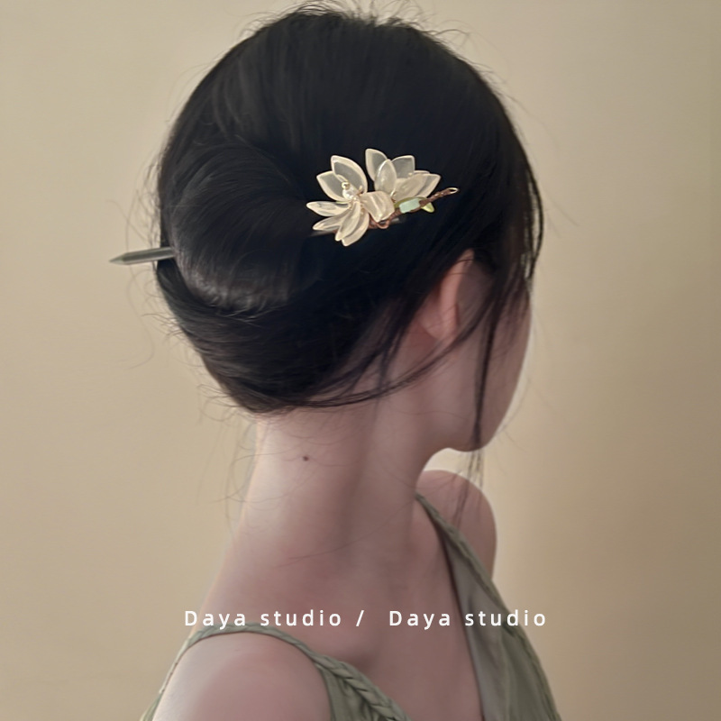 New Chinese-style, super ethereal, retro flower hairpin, a niche design for women, with a gentle and simple style. It is a coiled hairpin for the back of the head pic 6