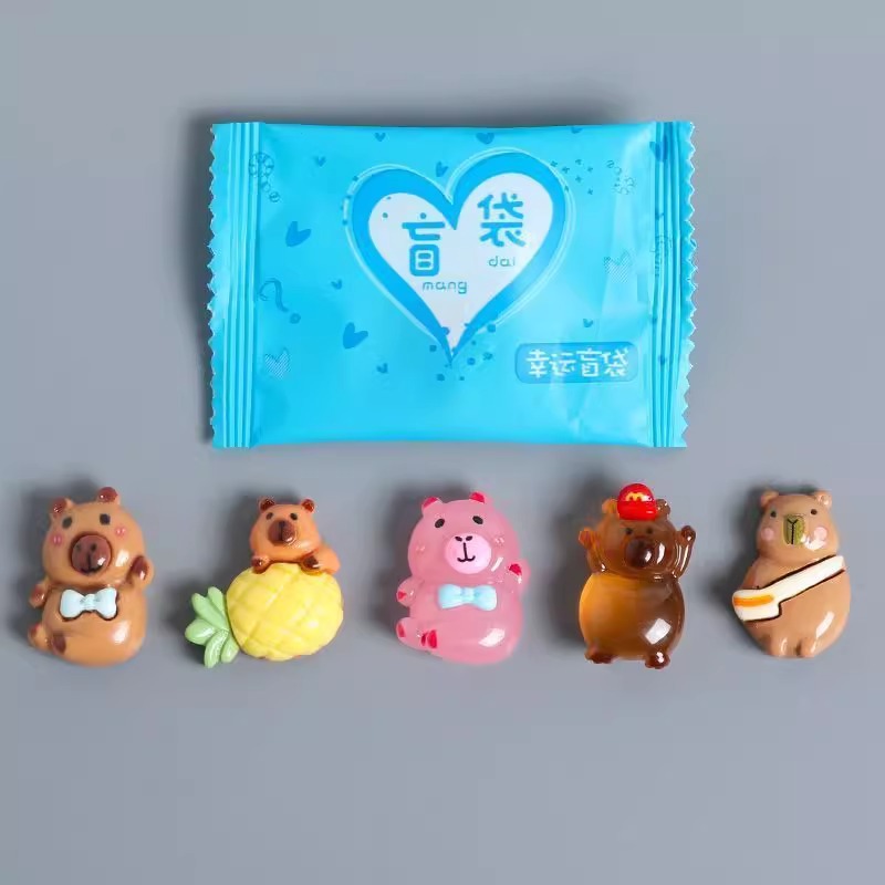 新品儿童盲袋玩具卡皮巴拉可爱发光夜光卡通饰品小配件玩偶详情6