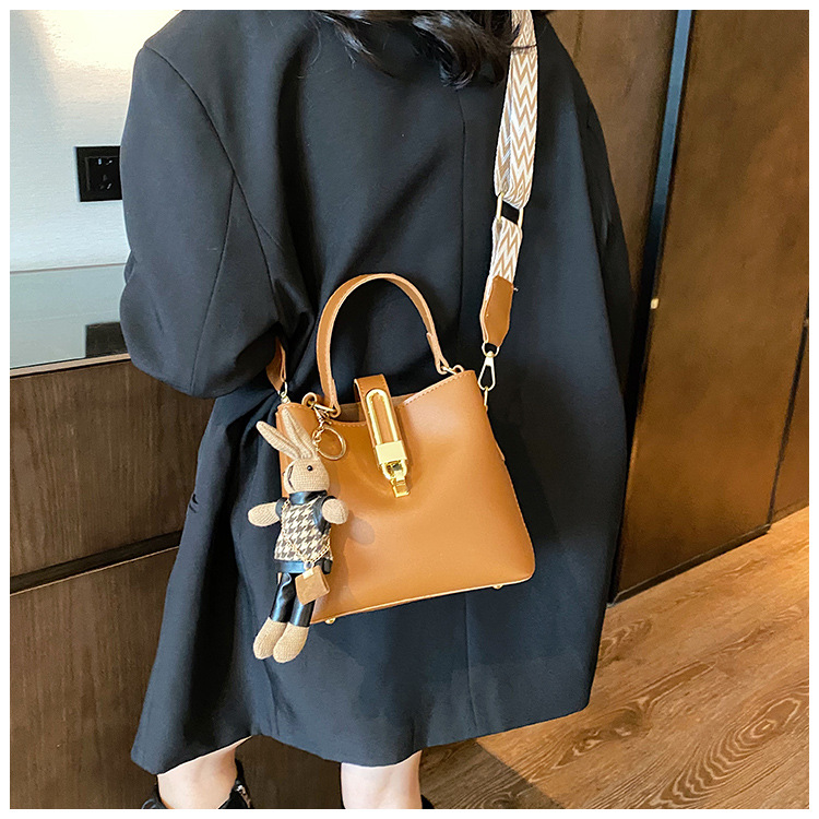 高级感大容量水桶包女2024新款潮韩系百搭宽肩带单肩包洋气斜挎包详情34