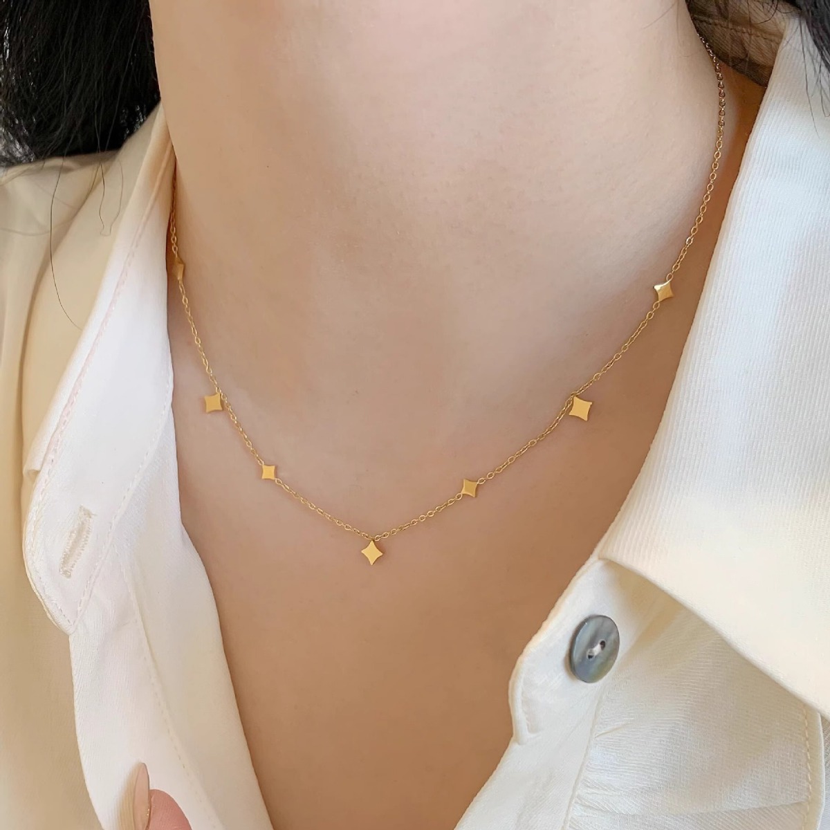 Sequined five-pointed star necklace, French simple and elegant, exquisite titanium steel gold-plated color-preserving collarbone chain, star necklace for women pic 2