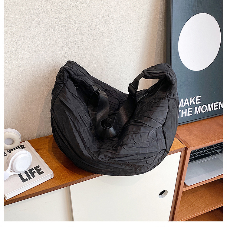 新品褶皱半月包简约时尚斜挎包大容量潮搭单肩包慵懒风都市休闲包详情30