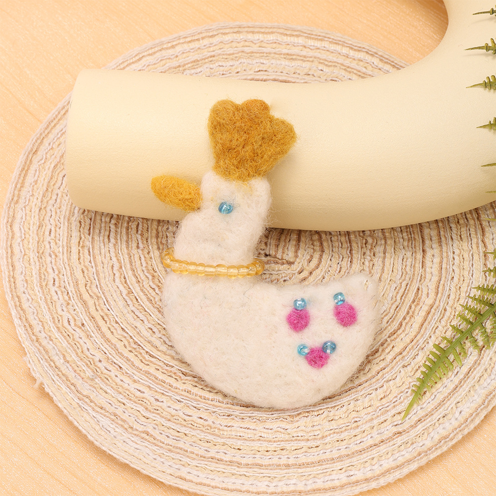 爱坤纯手工羊毛毡胸针 童趣立体玩偶别针 尼泊尔手工配饰厂家批发详情4