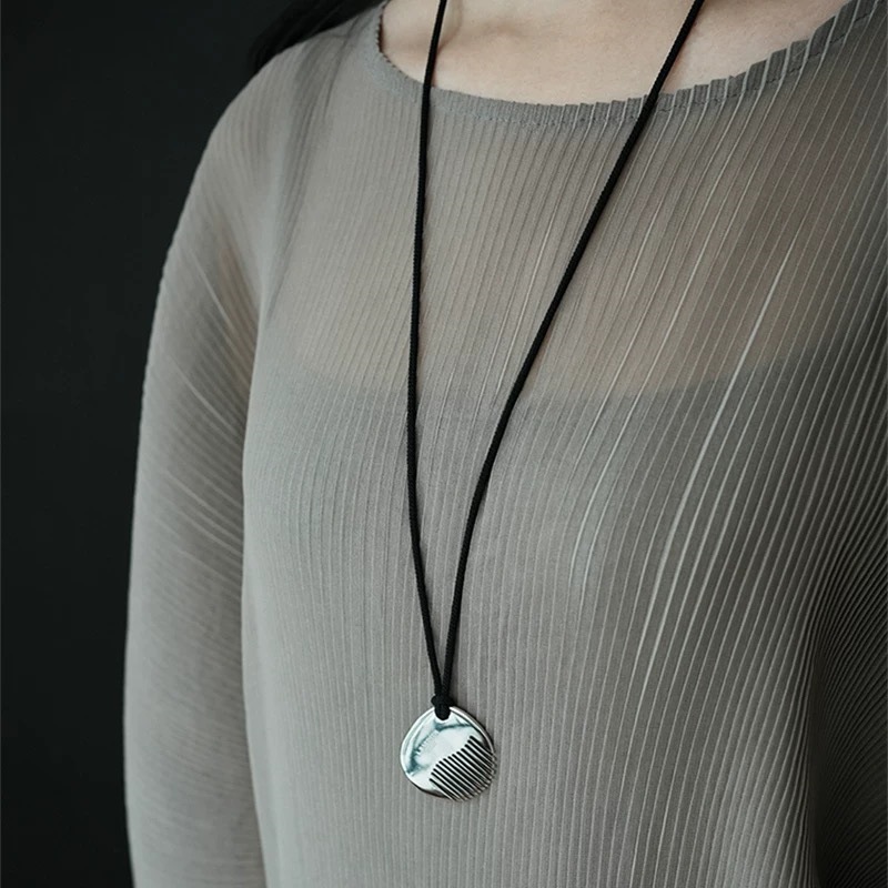 向日葵欧尼同款银色梳子吊坠项链小众设计迷你圆形秋冬长款毛衣链详情3