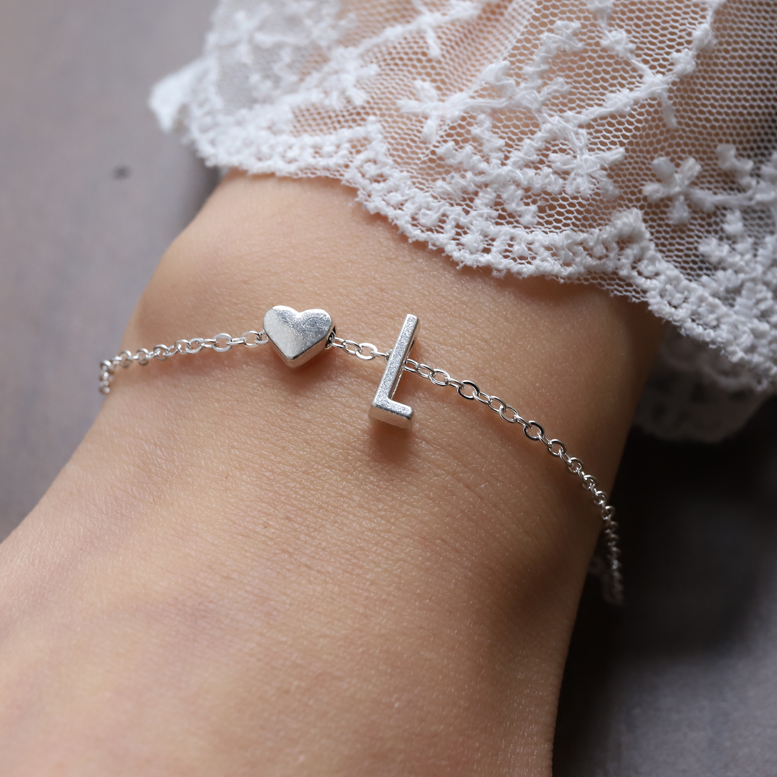 欧美跨境26个英文字母手链女个性气质合金心形字母手环手镯批发详情24