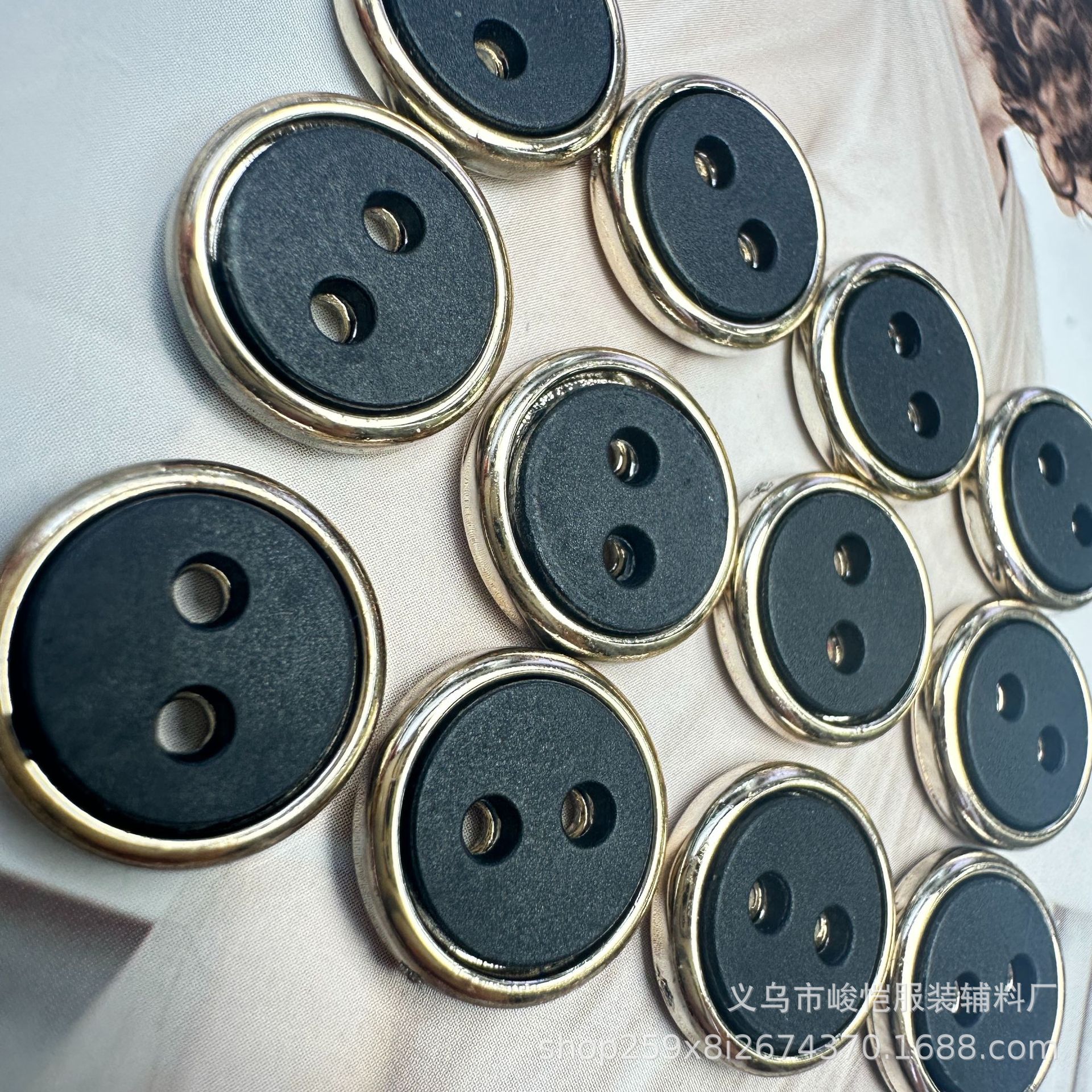 Resin button wrapped copper pearlescent true corrugated button, high-end shirt T-shirt, four-eye and two-eye small button manufacturer in stock pic 1