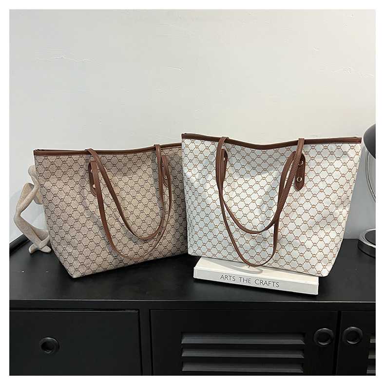 A simple and fashionable large-capacity bag for women in 2025, a trendy six-year tote bag for women, a large-capacity single-shoulder bag for commuting pic 25