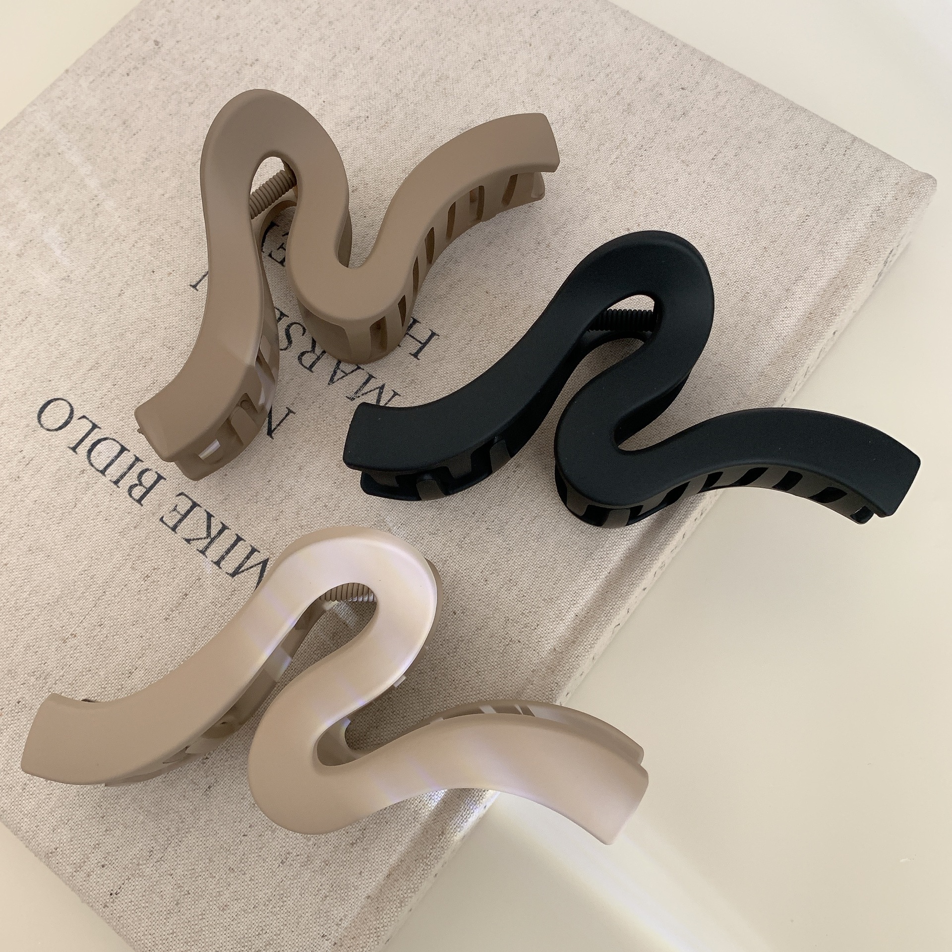 全新韩版简约几何设计塑料发夹子 鲨鱼夹子盘发抓夹 复古头饰新款发抓夹子时尚发夹详情10