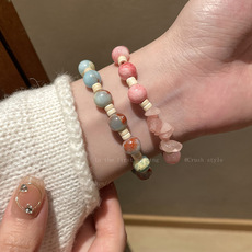 Cute pink strawberry crystal beaded bracelet, light luxury and niche design, high-end flower pendant bracelet wholesale pic 3