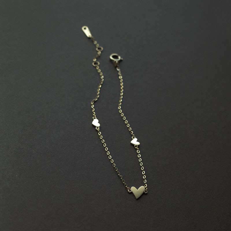 A simple heart-shaped bracelet with a Japanese and Korean style for women, made of titanium steel and gold-plated with three hearts. It is a niche design for students pic 2