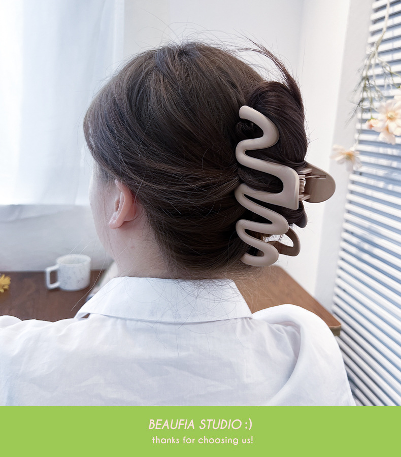 For autumn and winter, the Maillard extra-large shark clip is a fashionable wavy scratch-off clip for women with a lot of hair. It is also a hair accessory for the back of the head pic 12