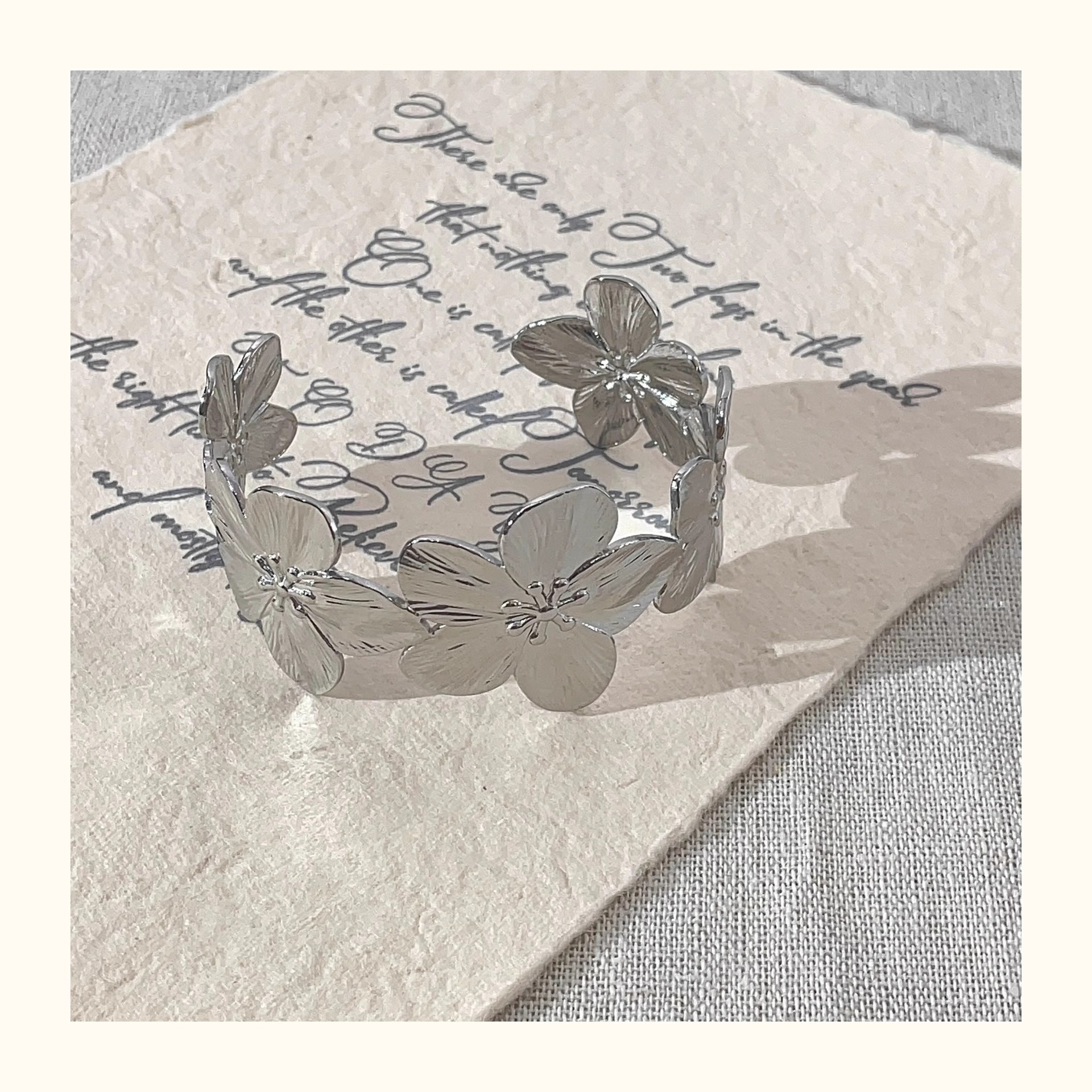 欧美钛钢宽面花朵手镯ins冷淡风开口可调节手环甜酷百搭可当臂环详情6