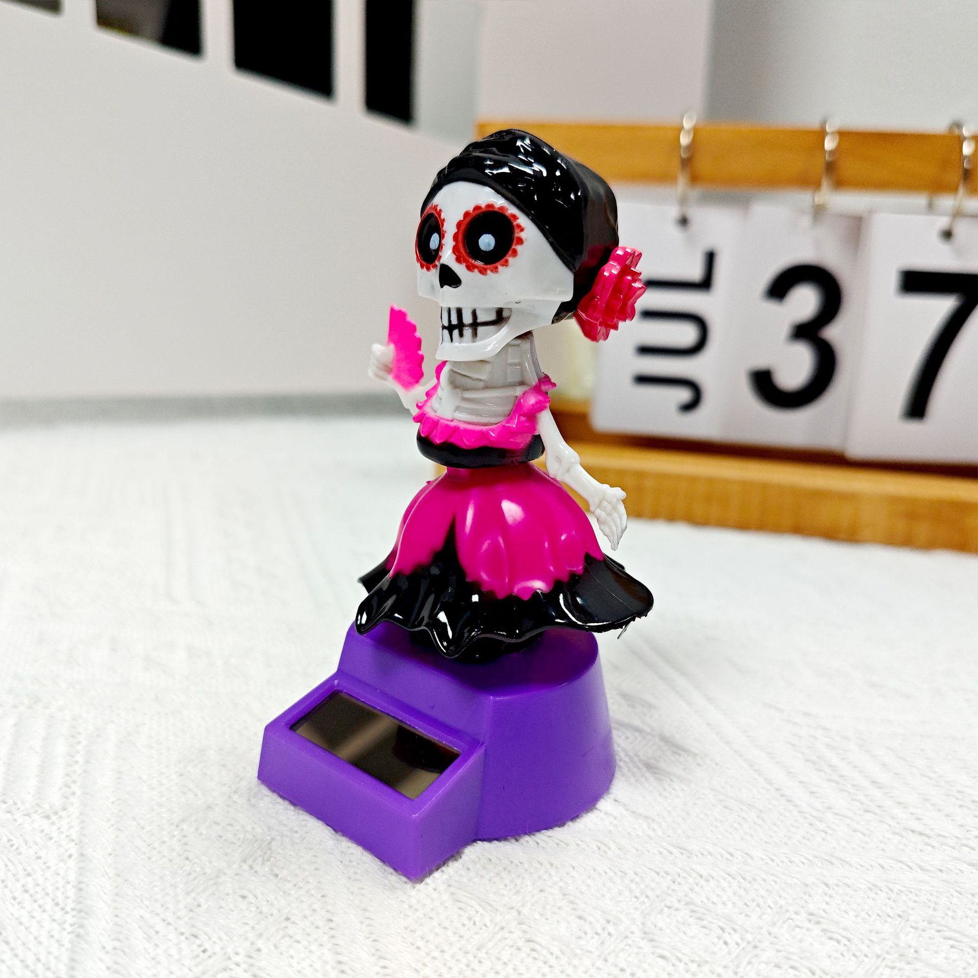 New Halloween car female version skull solar figment, Ghost Festival shaking head doll gift, ABS material manufacturer pic 8