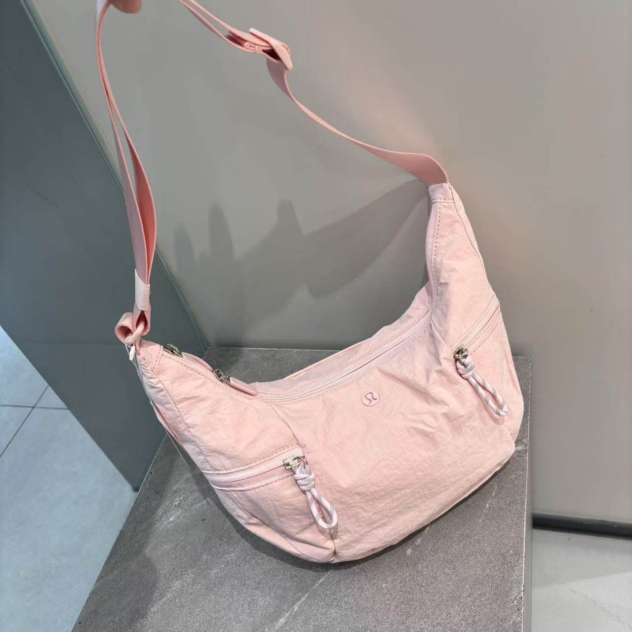 lululemon包大容量休闲百搭13L牛角包月牙包小众女士单肩斜挎包详情49