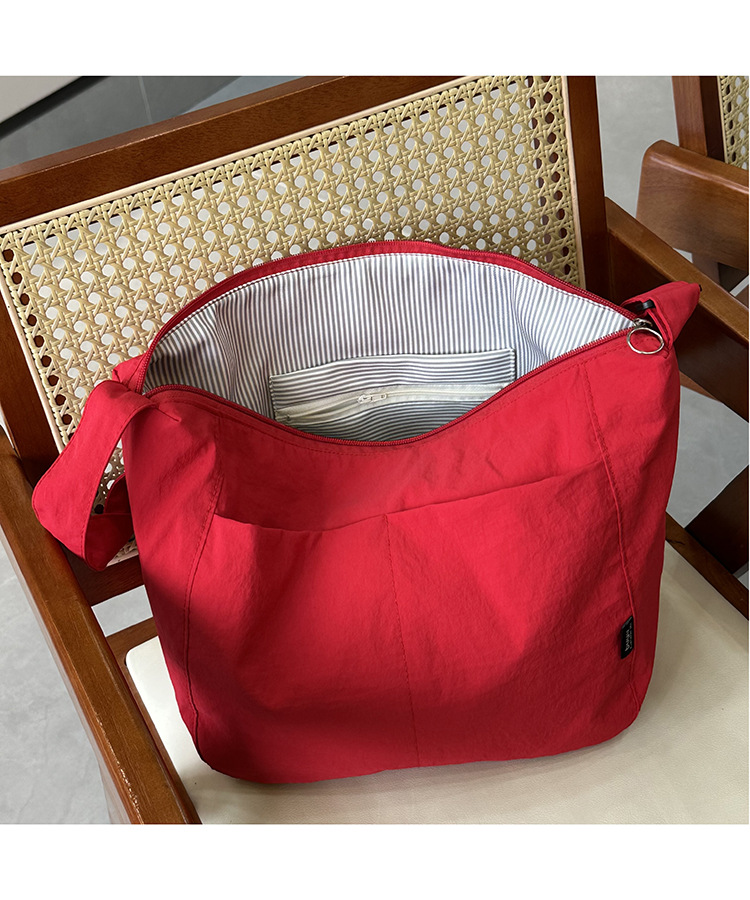 新潮斜挎邮差包日系休闲尼龙单肩托特包男女设计感小众通勤斜挎包详情5