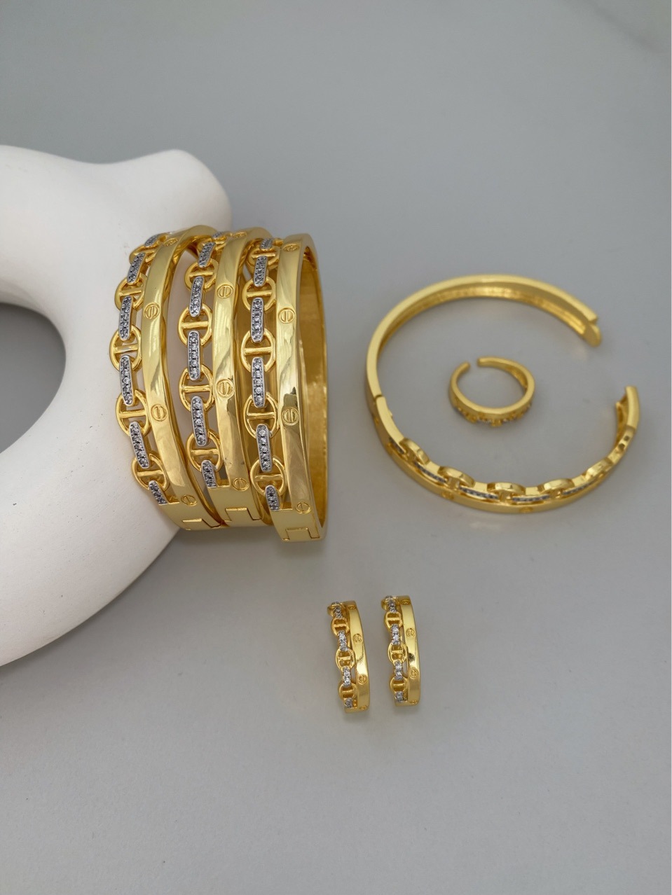 Direct sales from the manufacturer of the popular cross-border fashion hollowed-out diamond-encrusted snap-on pig nose ring and bracelet set for women pic 5