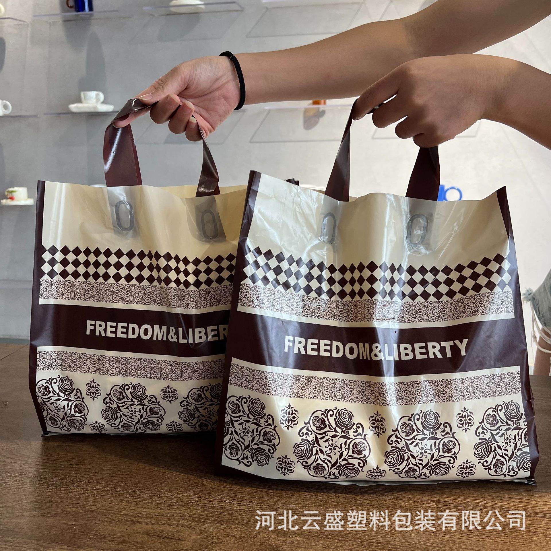 跨境服装手提袋印logo时尚印花加厚商场服装店塑料手提袋子定制详情14