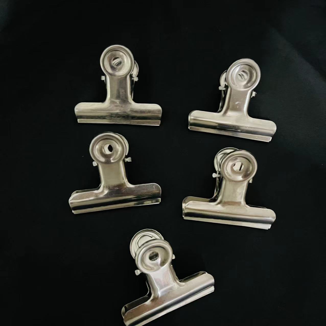 【 Zone 2-4 】 No. 4 Round Head Ticket holder 20/ pack 1600/ piece No. 4 Round head Ticket holder, ticket holder, metal galvanized iron holder, organizing holder, book holder, stationery, office holder, 1 yuan supply pic 4