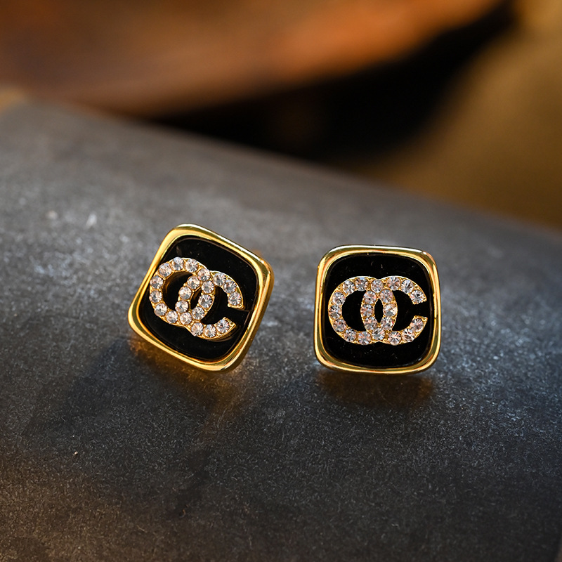 Simple square retro black small chanel-style stud earrings for women with a light luxury and high-end feel, 2024 new style earrings pic 55