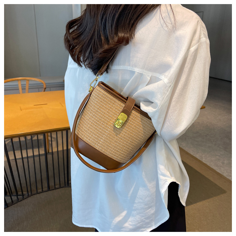 时尚手提编织包包女2023新款高级质感草编包单肩斜挎包休闲水桶包详情12