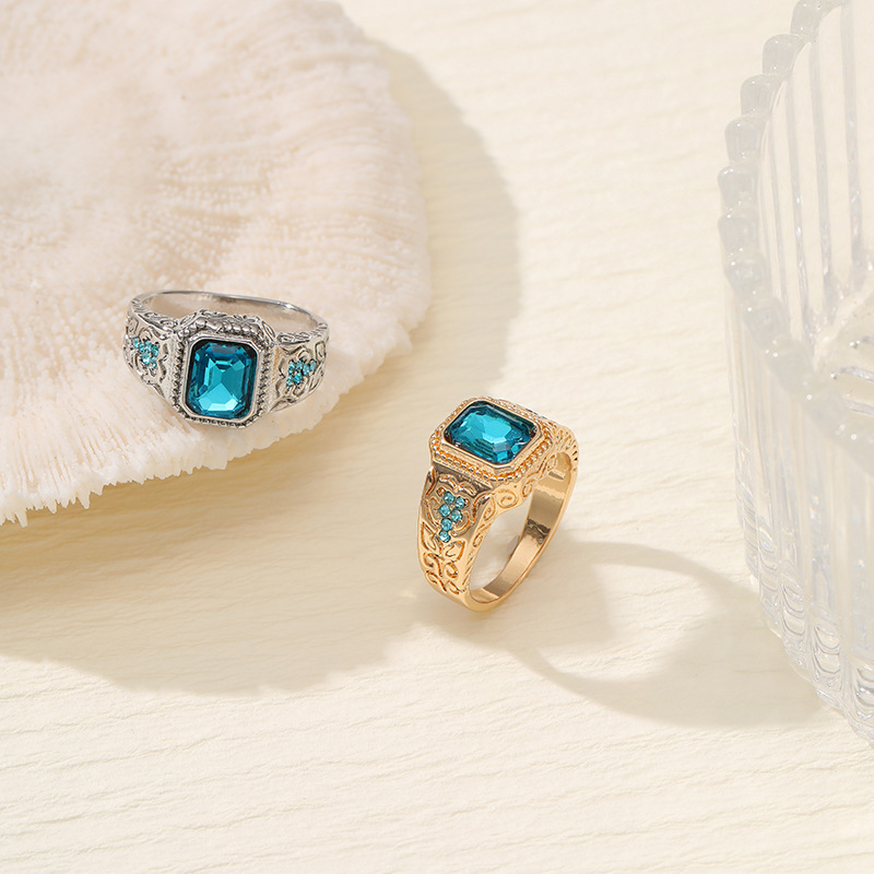 A new cross-border bestseller in Southeast Asia, a hip-hop alloy electroplated ice blue diamond glass personalized couple ring pic 2