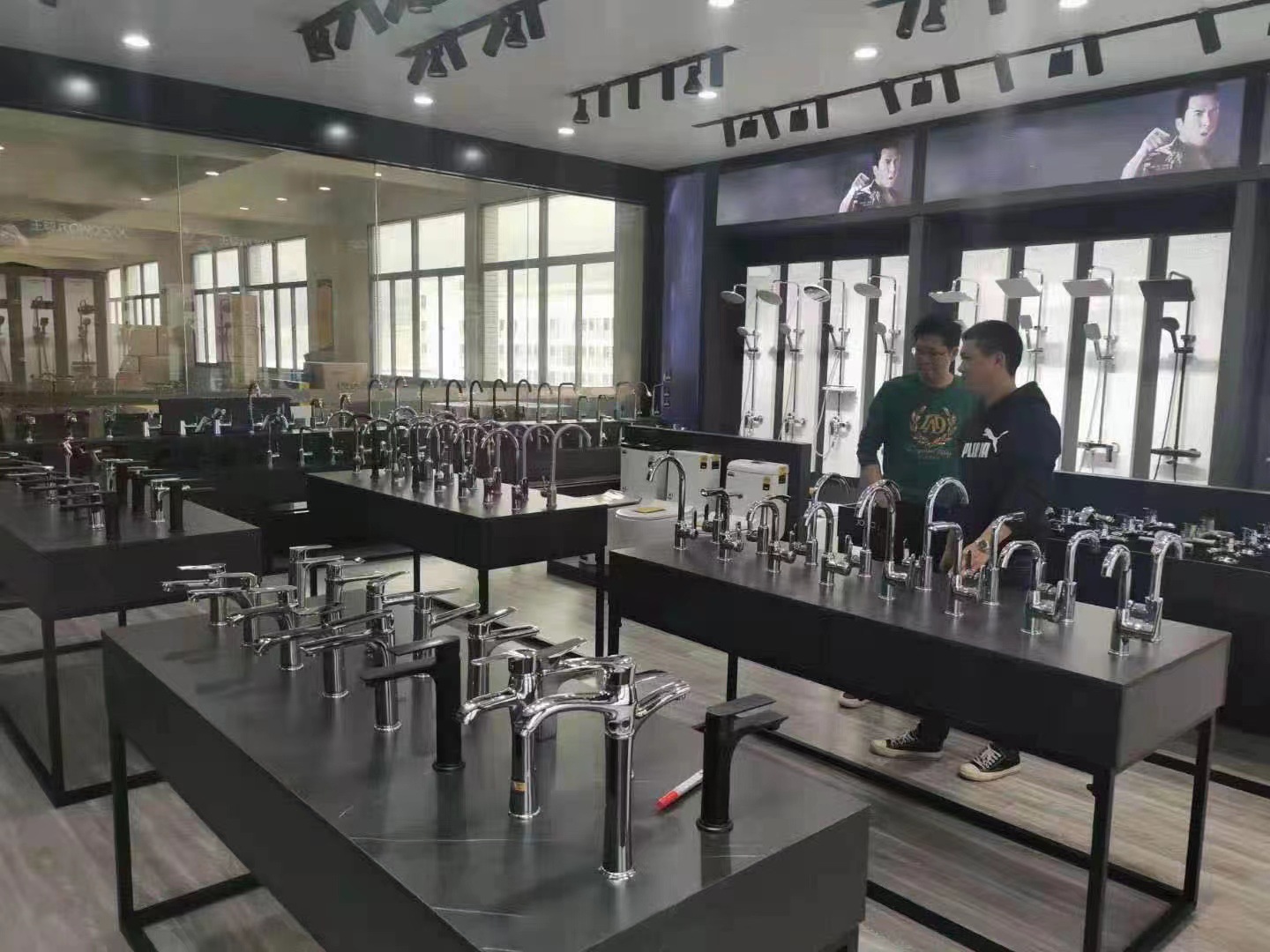 Export cross-border wall-mounted cold and hot water bathtub, shower, concealed three-in-one mixing valve, faucet and rotating shower head set pic 8