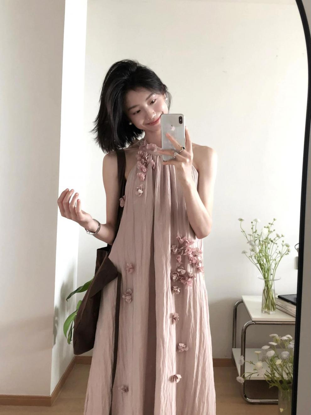 设计感褶皱花朵挂脖吊带连衣裙慵懒风氛围感超仙大摆度假沙滩长裙详情3