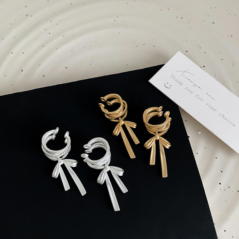 The matte bow ear bone clip with a touch of light luxury and high-end feel is a bestseller for Spring/Summer 2024. It is a niche accessory with no holes and a high-end feel pic 9
