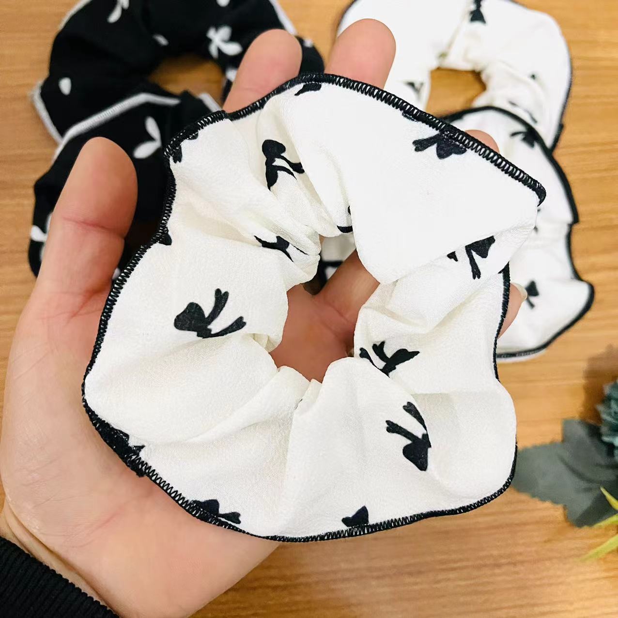 【 Zone 1-11 】 No. 207, black and white fringed hair band, 100 yuan per bundle, Goddess style, Korean style, sweet and elegant, bow pleated edge, large intestine circle, French cross hair band, 1 yuan or 2 yuan pic 4