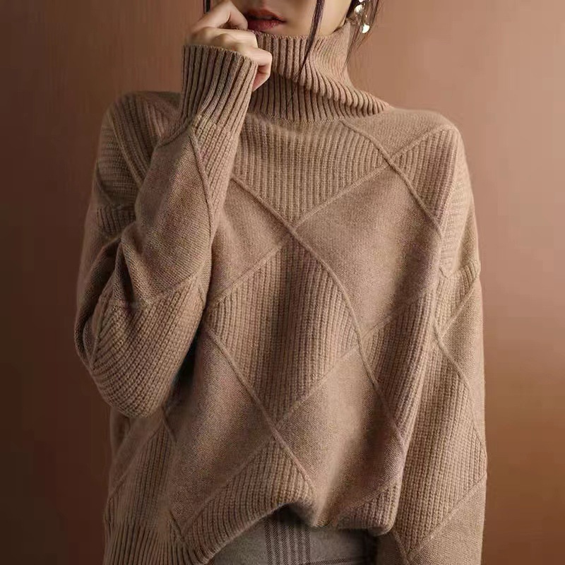 A simple diamond-shaped high-neck sweater for women in the new autumn and winter of 2024. It is thick and loose, worn over a woolen knitted top and paired with a base layer pic 2