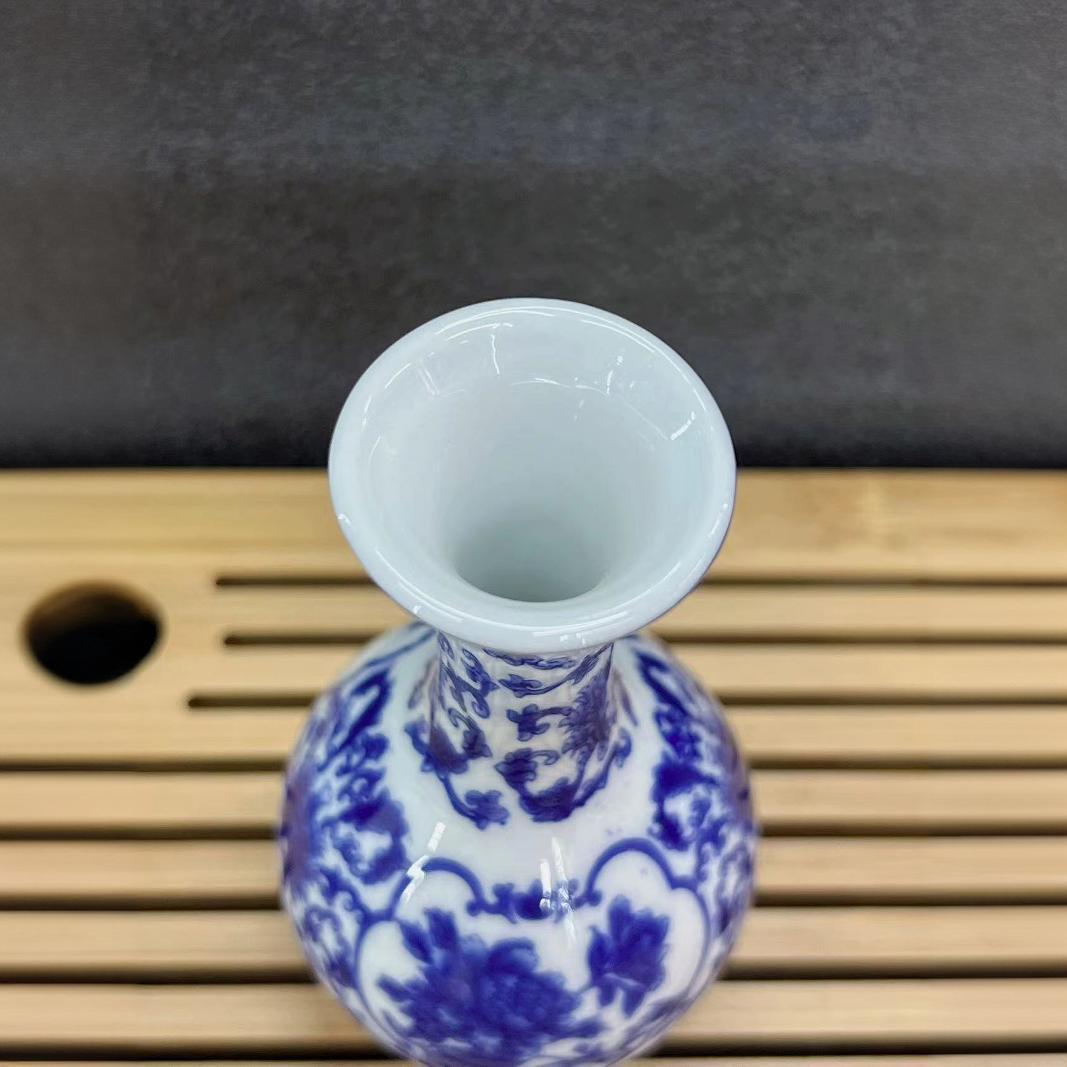 Blue and white porcelain mini vases, ceramic ornaments, Chinese-style vases, wholesale of dried flower vases in Jingdezhen, ceramic small flower vases pic 4